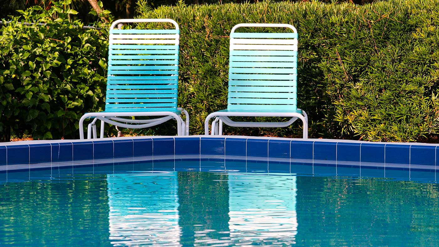 5 Reasons Vinyl Strapping Patio Furniture is a Great Alternative